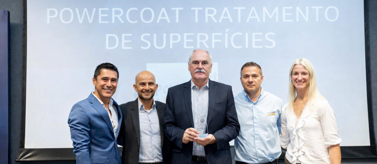 Equipes da Powercoat e da Volkswagen na entrega do prêmio